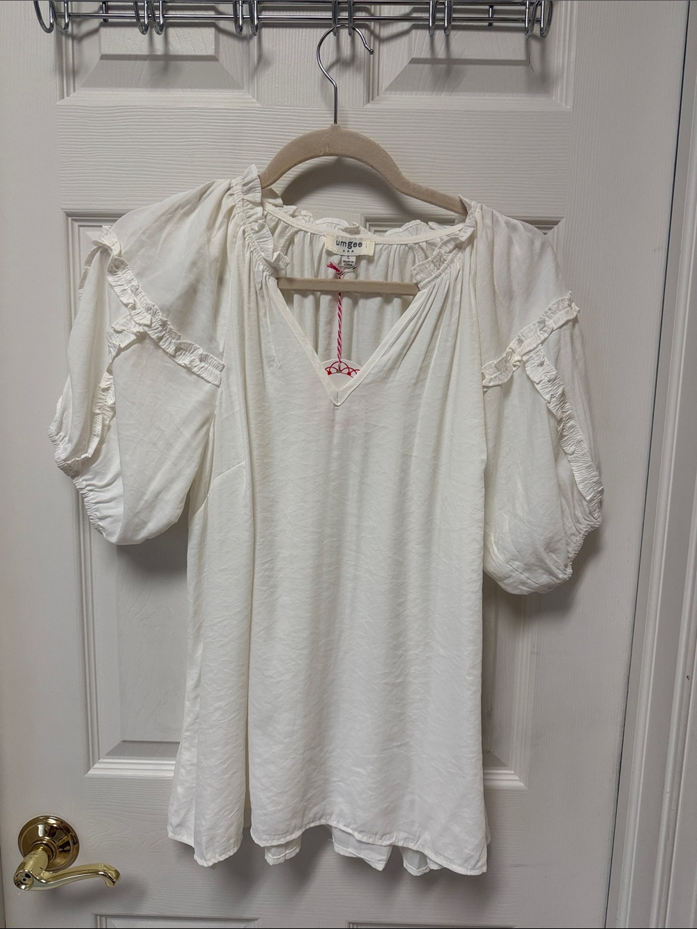 Bungee Off-White Ruffle Puff Sleeve Top, Size L